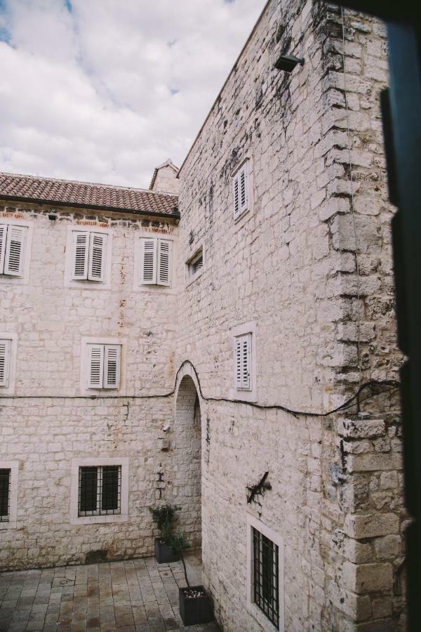 5 Minutes Walk Art Apartment Split Exterior photo