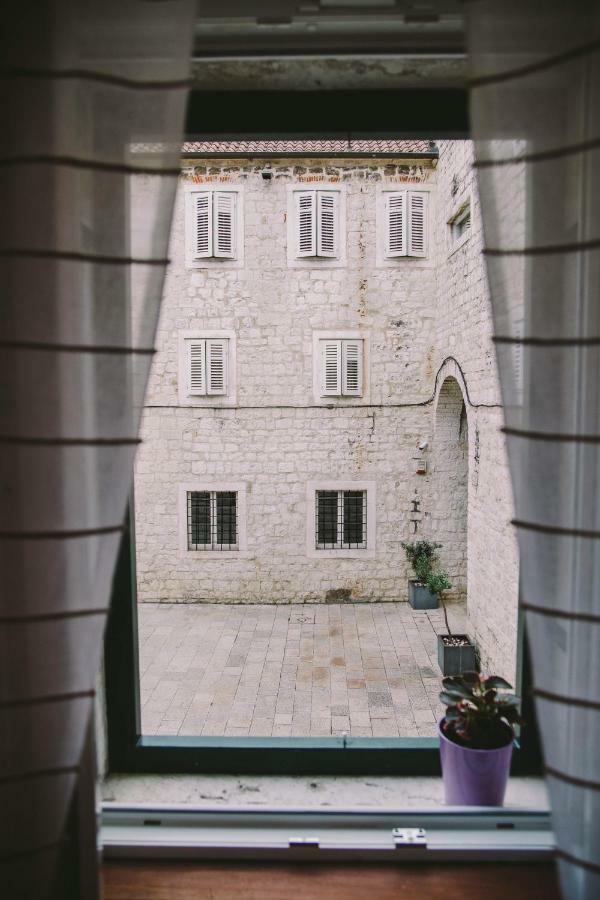 5 Minutes Walk Art Apartment Split Exterior photo